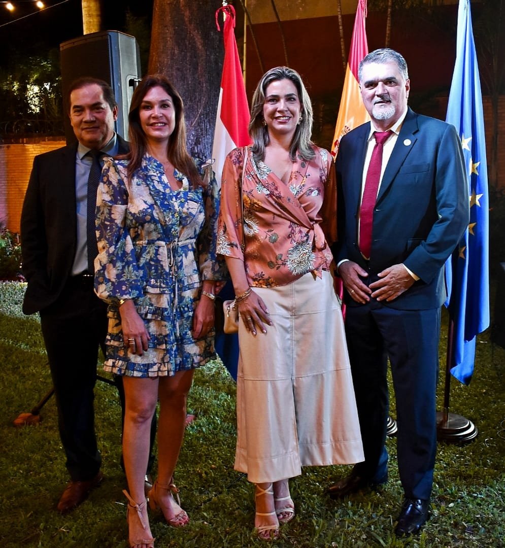 arp_py's tweet image. RESALTAN QUE EL ACUERDO UE-MERCOSUR ES UN PILAR PARA LA RELACIÓN ESPAÑA-PARAGUAY
El Embajador mencionó que este acuerdo no solo facilitará el intercambio comercial, sino que también impulsará la inversión y el desarrollo económico en la región.
👉acortar.link/w15ktU