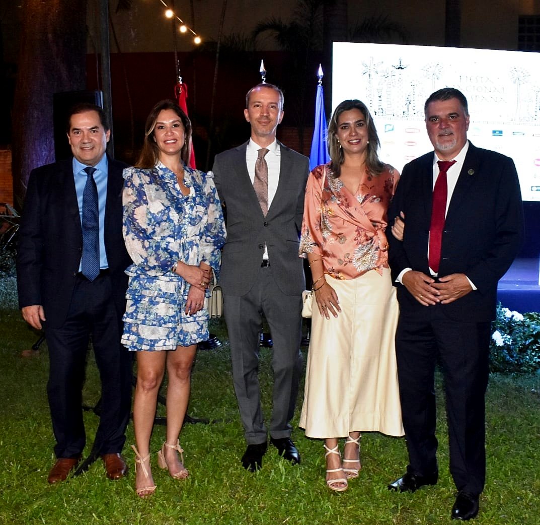 arp_py's tweet image. RESALTAN QUE EL ACUERDO UE-MERCOSUR ES UN PILAR PARA LA RELACIÓN ESPAÑA-PARAGUAY
El Embajador mencionó que este acuerdo no solo facilitará el intercambio comercial, sino que también impulsará la inversión y el desarrollo económico en la región.
👉acortar.link/w15ktU