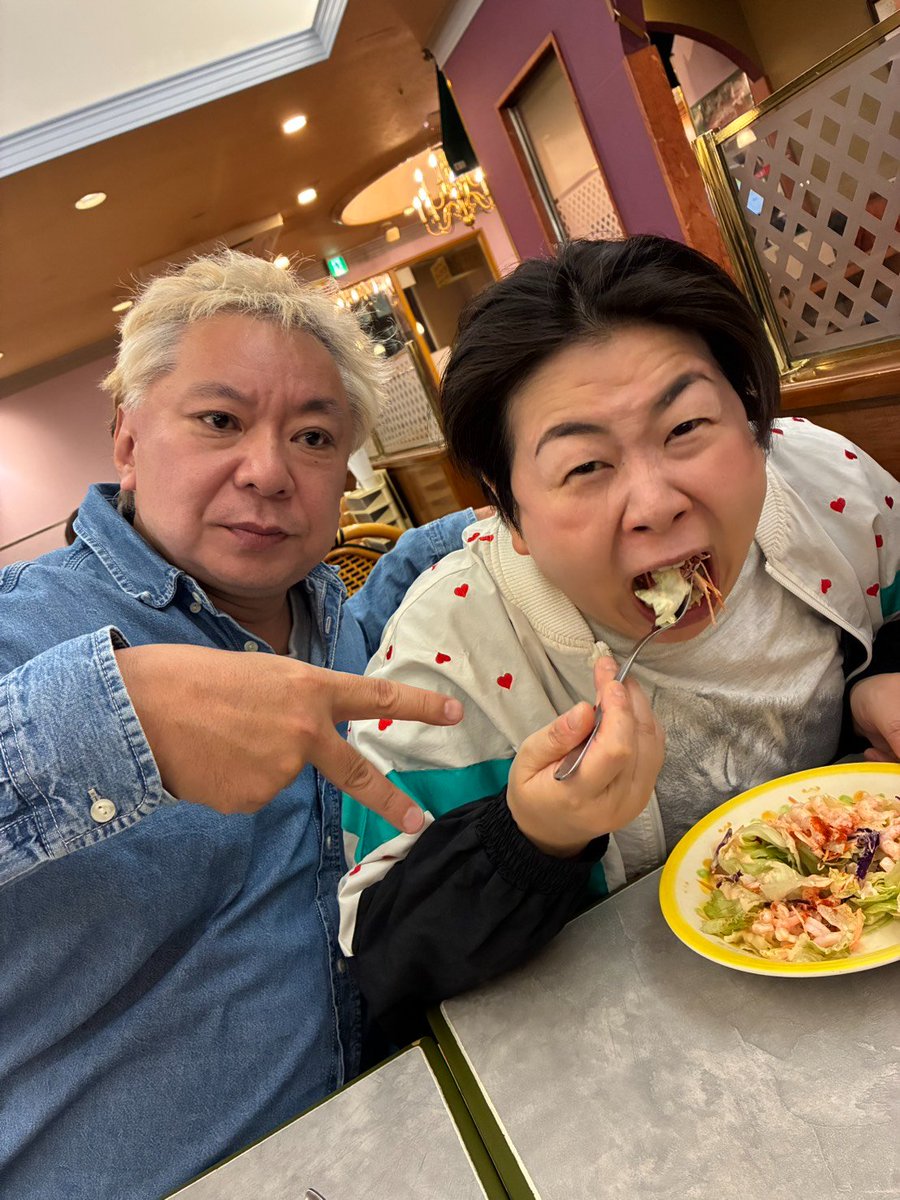 今日は１０月１４日。
僕と妻の結婚記念日で、２４年目突入日です。
そんな結婚記念日。
お祝いのご飯に行こうと。
選んだのがサイゼリヤ。
妻と笑福は二人でたまに行っていて。
３人で行くのは数年ぶり。
結婚一年目。
サイゼリヤに行ったことのなかった僕を
妻が連れてってくれて