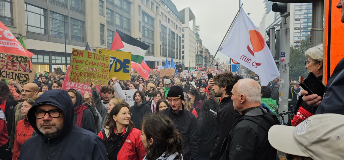 ituc's tweet image. Today, ITUC joined the massive national demonstration in Belgium, standing shoulder to shoulder with Belgian unions. ✊🇧🇪
📢We are united against the Belgian government’s anti-social measures. Collective action works — we've already seen wins on wage indexation. But the fight…