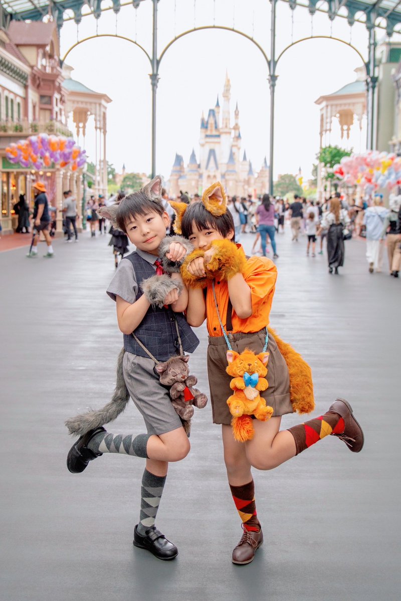 今年のハロウィンはトゥルーズとベルリオーズやったよ🎃👻🐈‍⬛
マリーちゃんには会えなかったけど、妹探してるって言ったらいろんなキャラクターがマリーちゃん役やってくれたよ🐱🩷
次はクリスマスかなー？もう一回ハロウィン行けるかなー👁️👄👁️❓

行ったのは今日じゃないよ🫣
#Dハロ　#Dハロ仮装