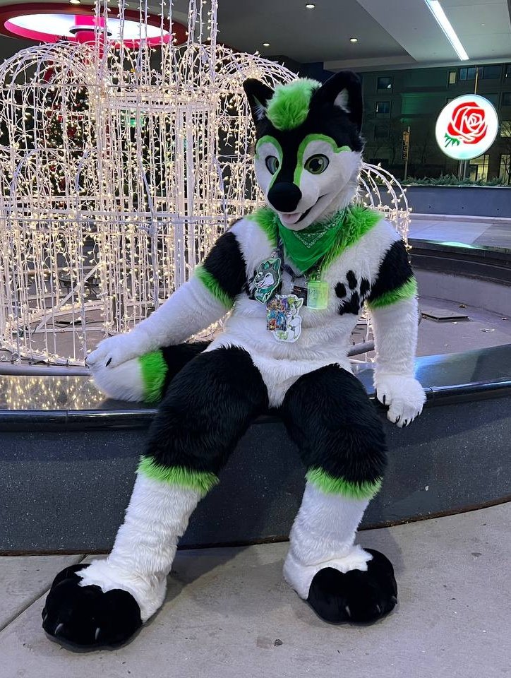 TJwolfPup's tweet photo. Show me 😘
You out of suit
You in suit
Art of your sona https://t.co/b2bZY39mGO