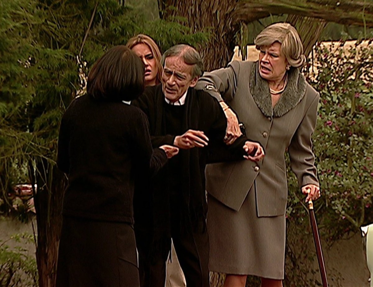 PasdeGavilanes's tweet photo. #PasiónDeGavilanes #PDG96 Don Calixto termina por los suelos cuando su esposa trata de apartarlo de Eva. https://t.co/mtzrMKRIEG
