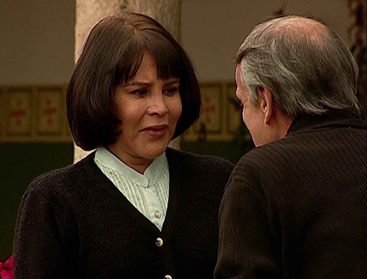 PasdeGavilanes's tweet photo. #PasiónDeGavilanes #PDG96 Don Calixto termina por los suelos cuando su esposa trata de apartarlo de Eva. https://t.co/mtzrMKRIEG