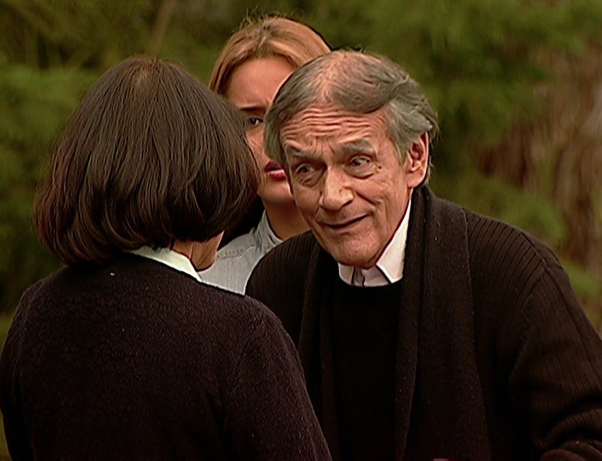 PasdeGavilanes's tweet photo. #PasiónDeGavilanes #PDG96 Don Calixto termina por los suelos cuando su esposa trata de apartarlo de Eva. https://t.co/mtzrMKRIEG