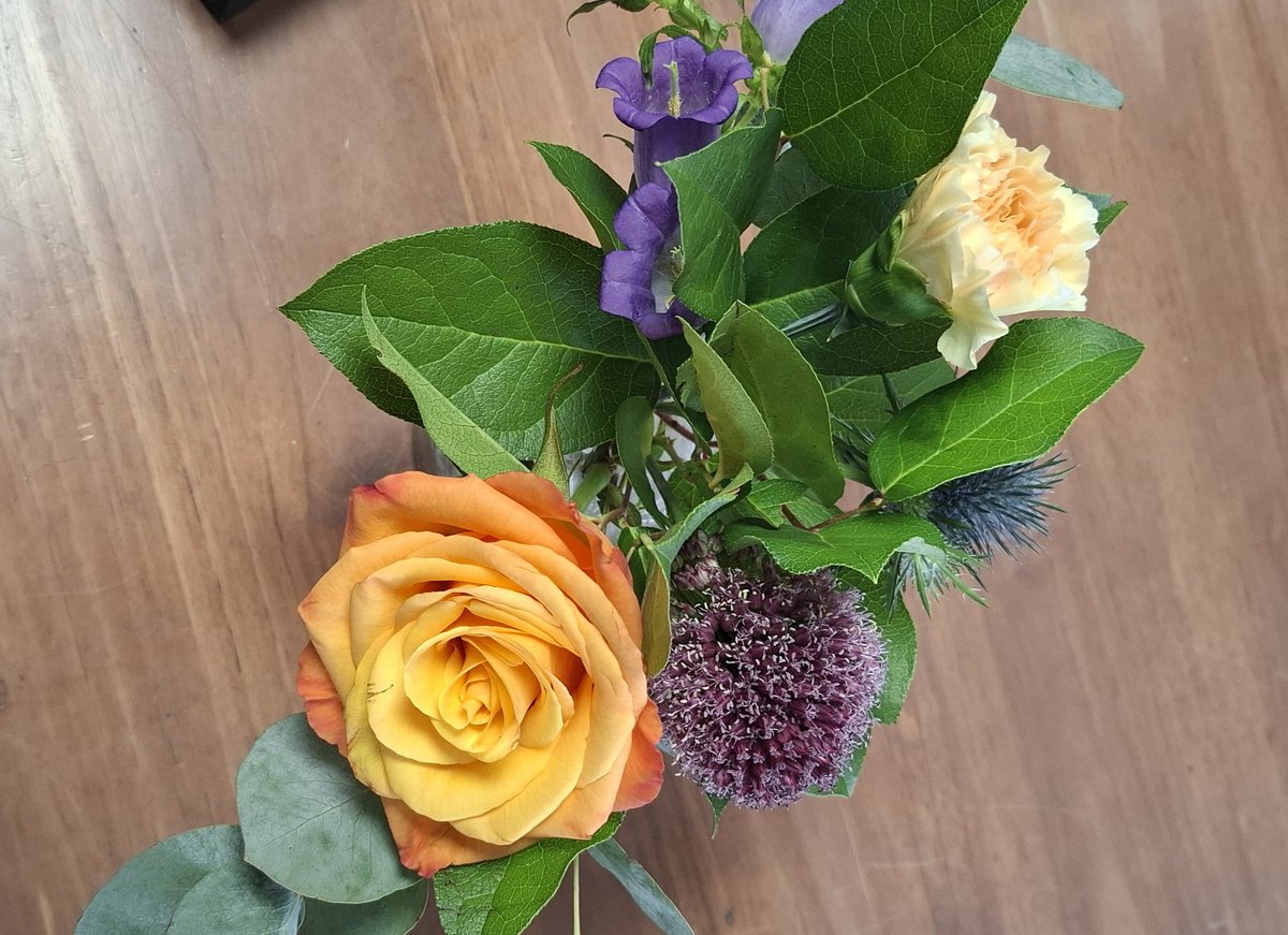Josmun50's tweet photo. When you get flowers while helping a lovely lady with expressing her grief in a written obituary in our newspaper..
(her husband suddenly died and she couldn't find the right words 😓)
#gladtohelp🙏 https://t.co/oIUqa0h7Lo
