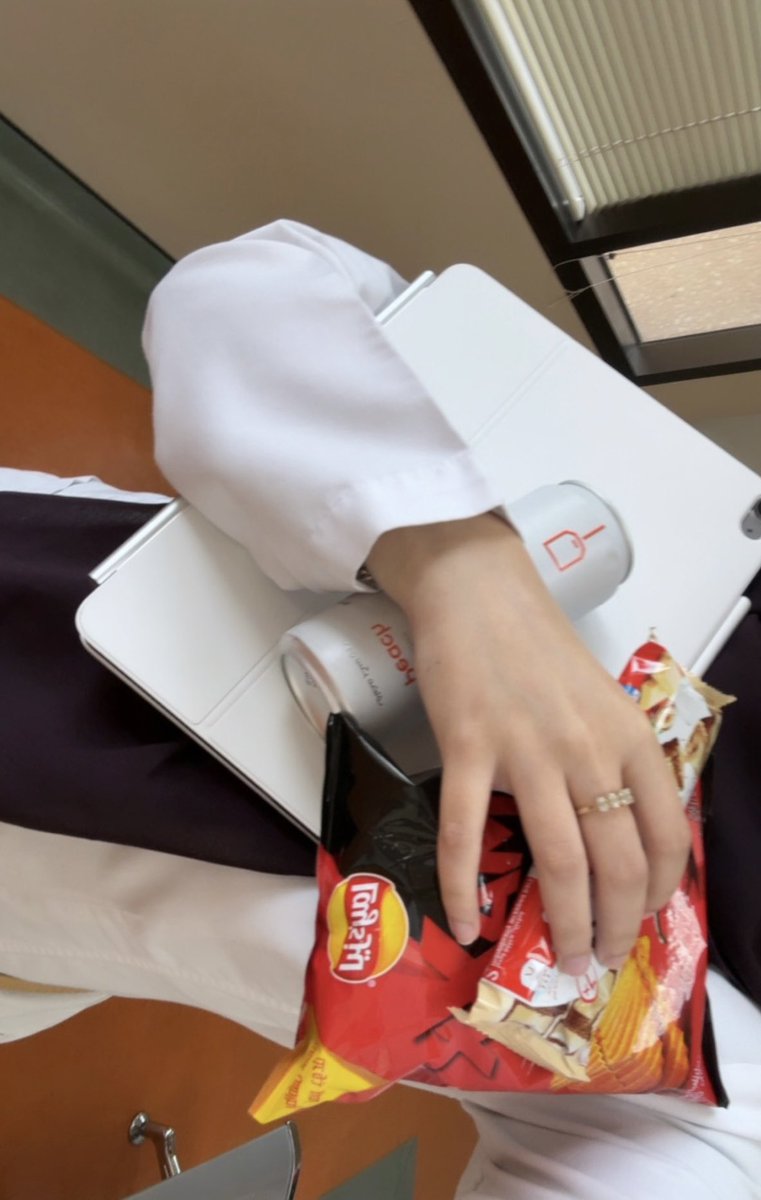 لا بس ساكنه جنب الملعب