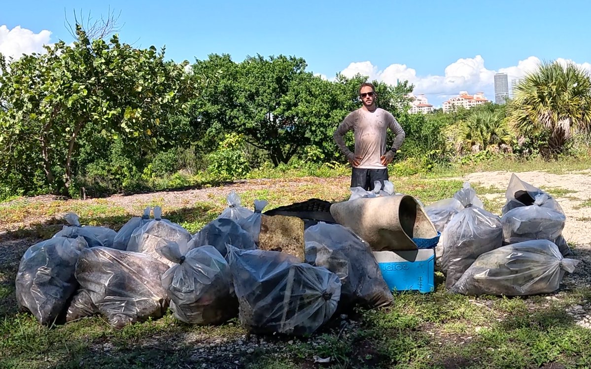 A sprained wrist didn't stop me from removing another 375 pounds of trash from the mangroves. 34,840 pounds removed over 182 days. If you'd like to help, please consider donating to my Patreon patreon.com/user?u=24962511