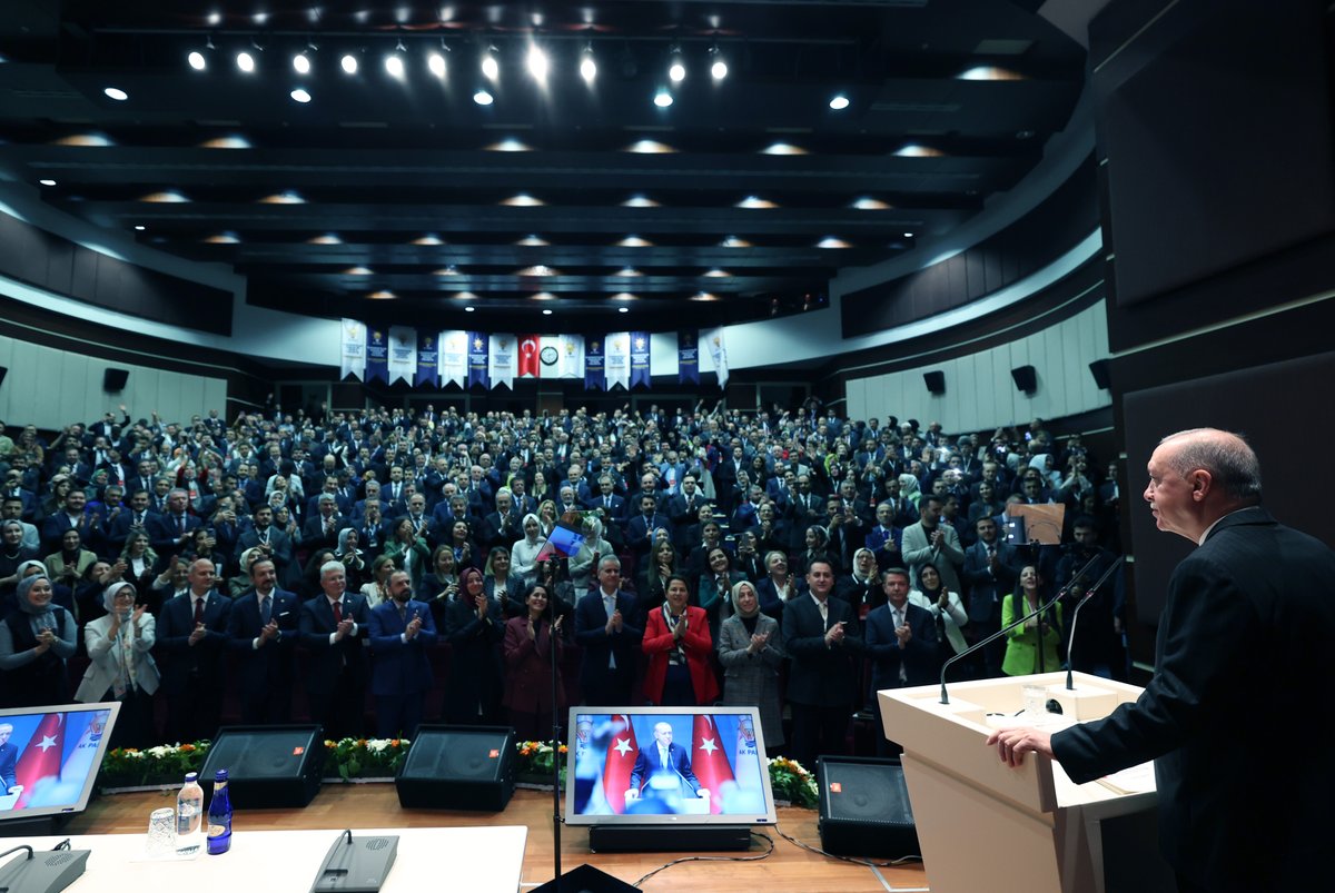 Dün ve bugün gerçekleştirilen programlarla oldukça verimli bir şekilde icra edilen AK Parti Ekonomi İşleri Başkanlığı İstişare Toplantısı’nın ülkemiz, milletimiz, partimiz ve ekonomimiz için hayırlara vesile olmasını diliyorum.