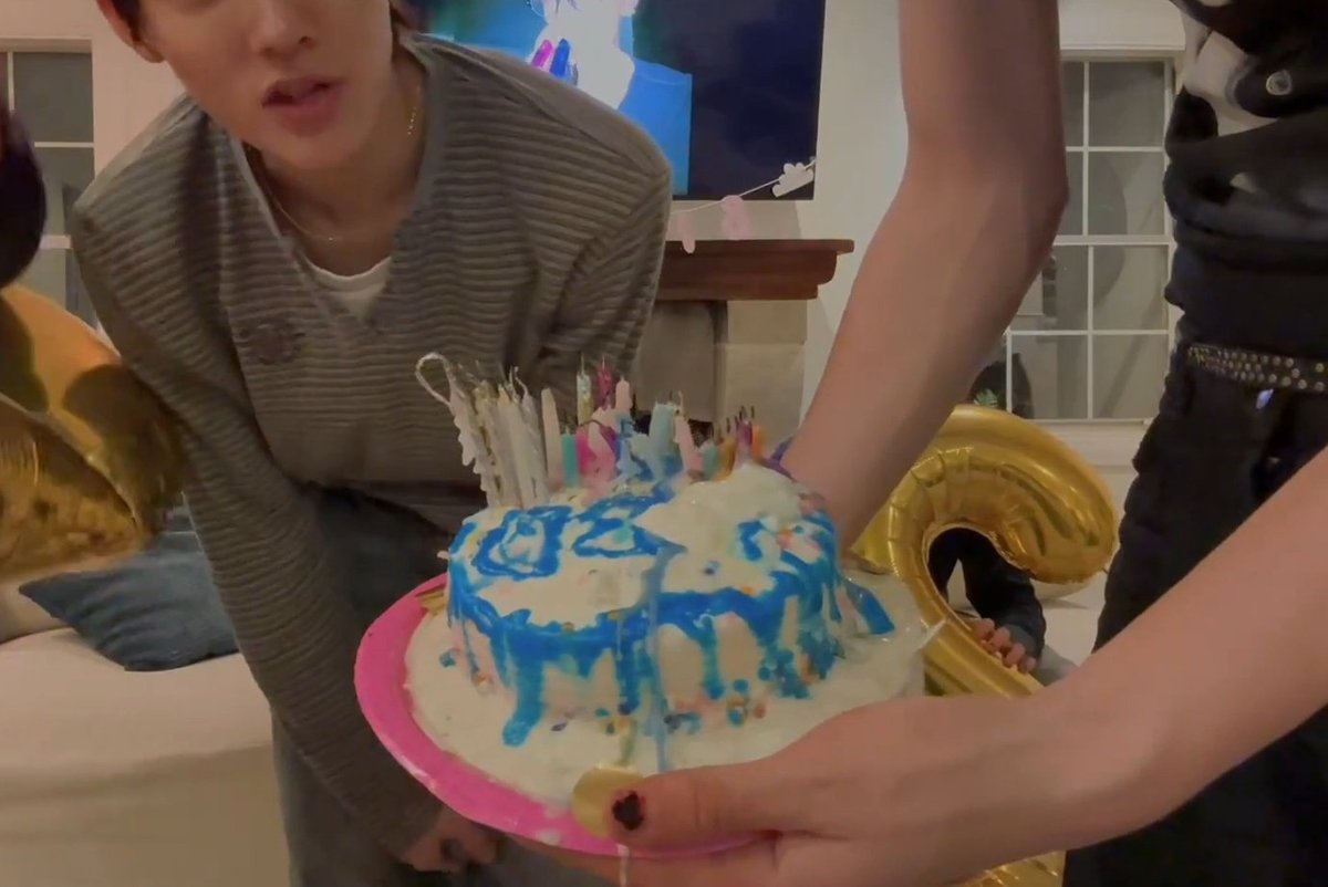 kinmiin's tweet photo. que bolo engraçado é esse? #hbd_james https://t.co/SAZYFaOT3D