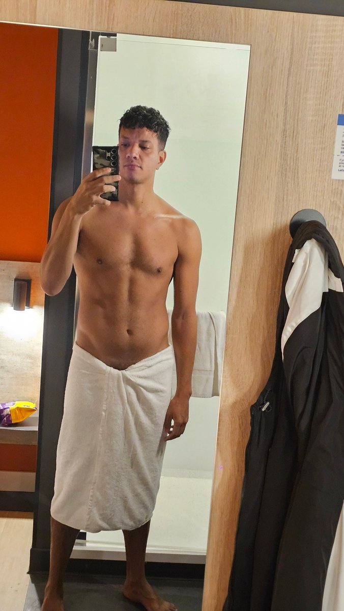 Josecitoar's tweet photo. Fue en un cuarto de hotel, donde te di mi querer 🎶 https://t.co/Td62isImm4