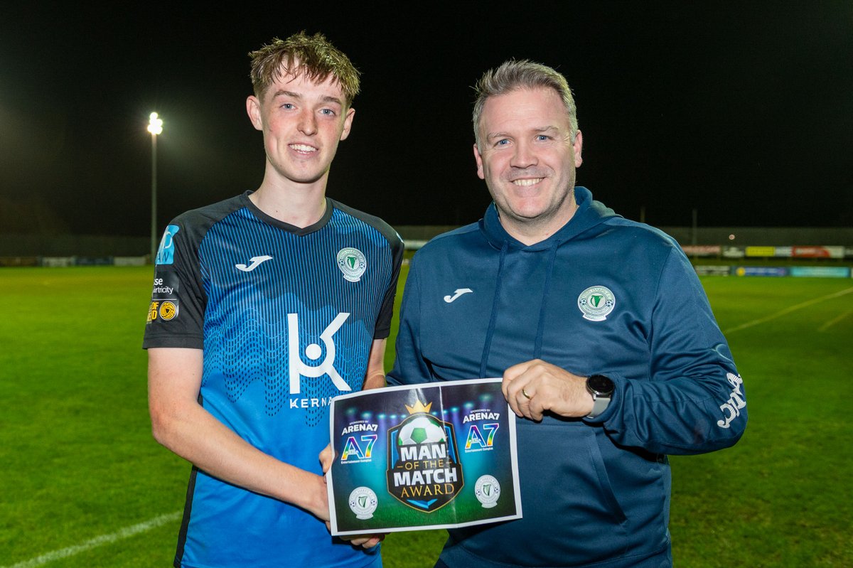 Adam McDaid presented with the Arena 7 Man of the Match award by Club Secretary Rory White after an impressive display last night 👏

📸 <a href="/ClareMcCahill/">Clare McCahill 📷</a> 

#UTH🔵⚪️