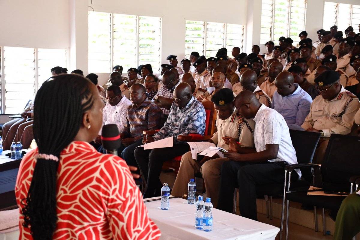 Sajili_IDKe's tweet image. The National Registration Bureau (NRB) joined PS Dr. Belio R. Kipsang in a sensitization program at Pwani University, Kilifi, on the revised National Registration Guidelines.
NRB Sec. Dr. Christopher Wanjau urged residents to collect 14,000 uncollected IDs &amp;amp; register as voters.