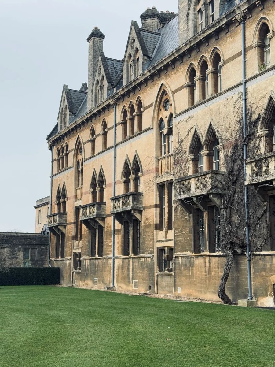 marry4_mia's tweet photo. Lost in the timeless beauty of Christ Church, Oxford. https://t.co/SeRwiOrVpr