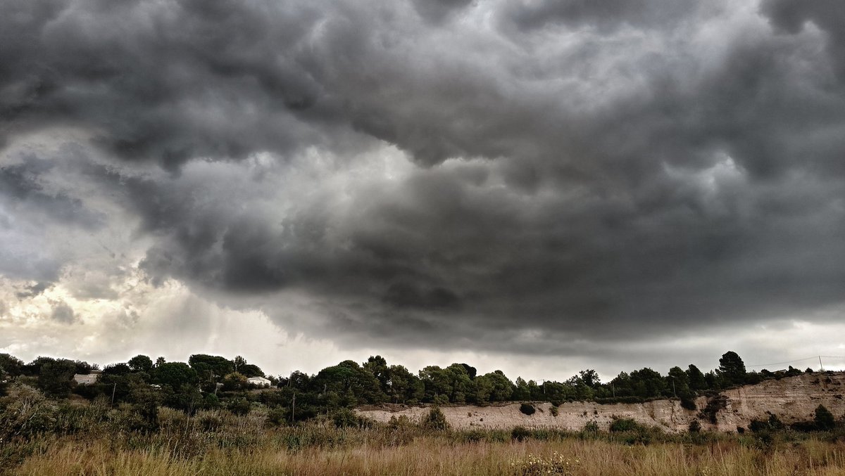 pagesot_'s tweet image. Llamps i trons. Però ens passa de llarg. @alexmegapc @Vakapiupiu @Meteomaxima @3CatInfoelTemps