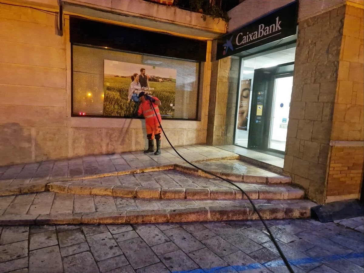 ajSantHipolit's tweet photo. 💦 Aquests dies s’està duent a terme la neteja a fons de carrers mitjançant un camió equipat amb bomba de pressió d’aigua freàtica que permet eliminar els residus adherits entre les llambordes.
#shv #sanhi #santhipòlitdevoltregà 💙 https://t.co/NKkKBYa6t8