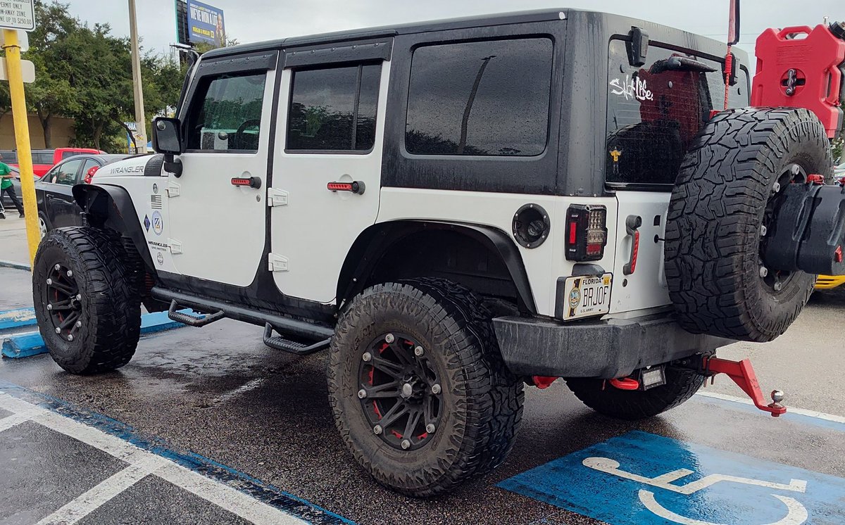 RedWolf_19's tweet image. Pop of red 🍒 

#twisted #Tuesday #tuesdayvibe #Jeeplife