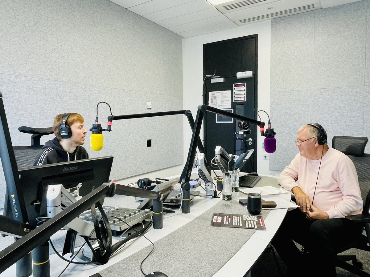 Our Sports Journalism students getting one-to-one commentary workshops with <a href="/CliveTyldesley/">Clive Tyldesley</a>. 

Not sure many universities can say that!! 🤯

🎓 <a href="/SalfordUni/">University of Salford</a> <a href="/SalfordJournos/">SalfordJournalism</a> 
📍 <a href="/MediaCityUK/">MediaCityUK</a>
#journalism