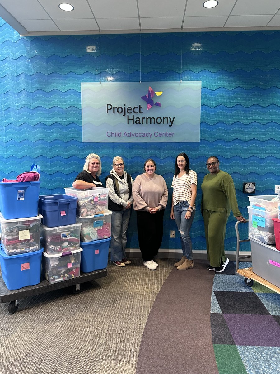 ProjectHarmony2's tweet image. Thank you to our friends from @aci_worldwide for helping us transition our donation closet from summer to winter clothing! #VolunteerAppreciation