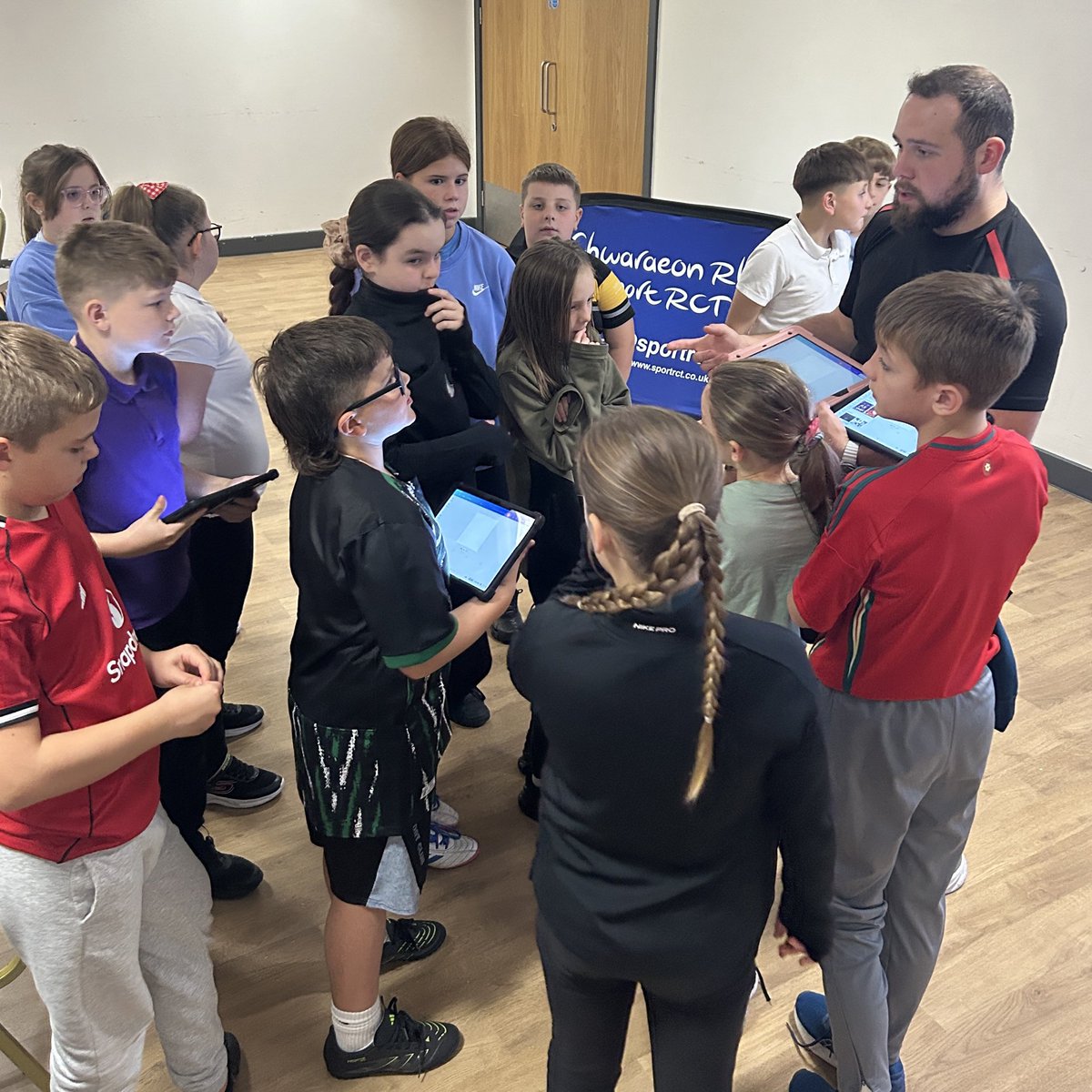 SportRCT's tweet image. Ymunodd 60 o Lysgenhadon Ifainc â ni heddiw yng Nghanolfan Hamdden Sobell, ar gyfer ein cyntaf o dair Cynhadledd i Lysgenhadon Ifainc.

Cwblhaon nhw ystod o dasgau a heriau a chyflwyno gemau hwyl i'w gilydd. Roedden nhw i gyd yn wych. Dyna ddechrau da i'w taith tuag at ennill y…