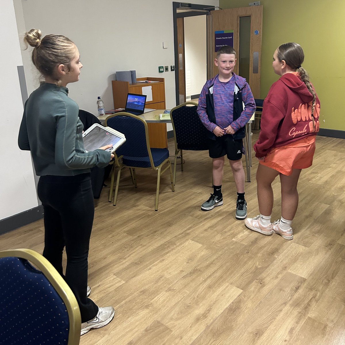 SportRCT's tweet image. Ymunodd 60 o Lysgenhadon Ifainc â ni heddiw yng Nghanolfan Hamdden Sobell, ar gyfer ein cyntaf o dair Cynhadledd i Lysgenhadon Ifainc.

Cwblhaon nhw ystod o dasgau a heriau a chyflwyno gemau hwyl i'w gilydd. Roedden nhw i gyd yn wych. Dyna ddechrau da i'w taith tuag at ennill y…