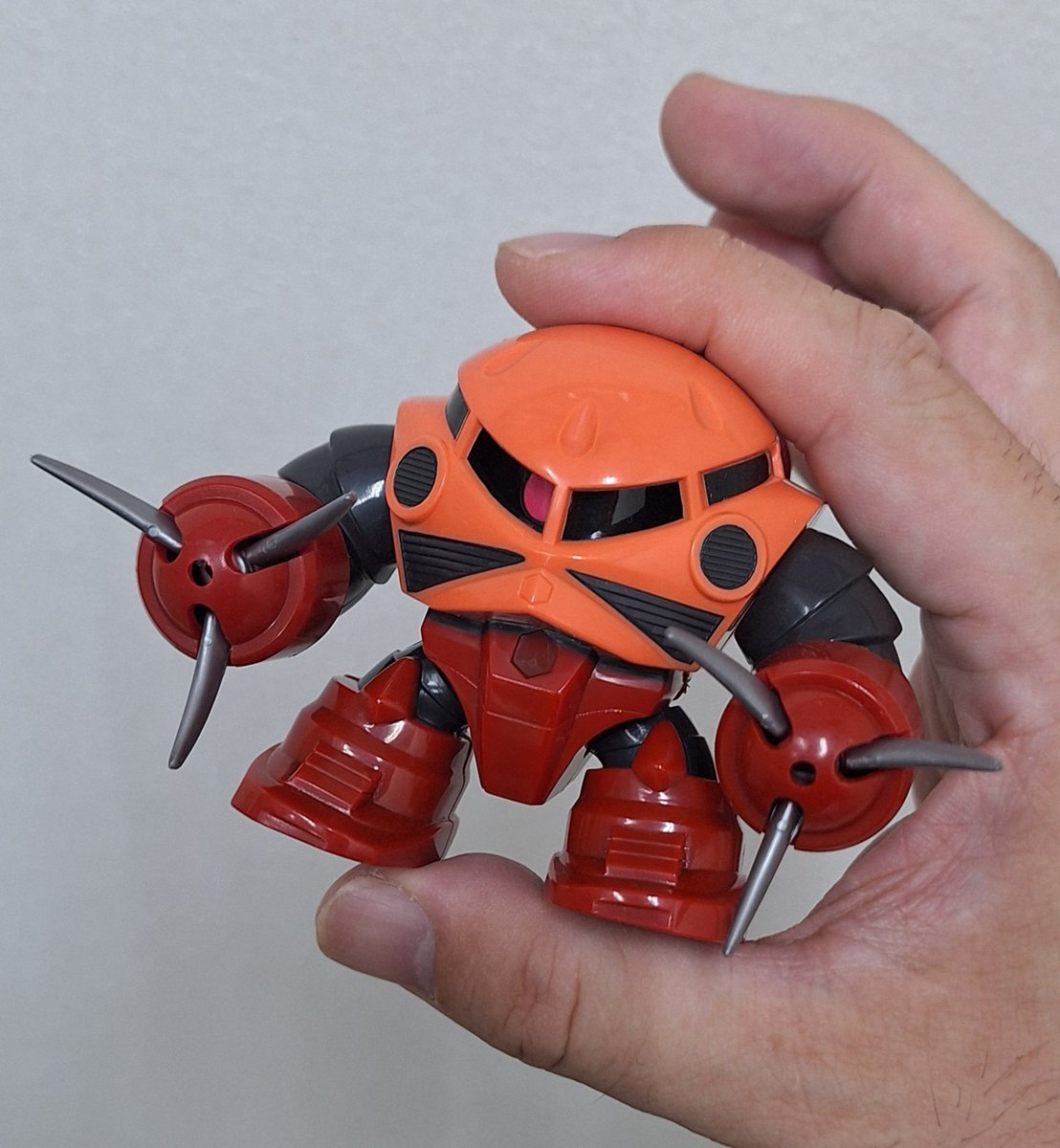 こんばんわ😃
こっそり買ったのがバレてしこたま嫁に怒られましたが…元祖SDガンダムのシャアズゴックを手に入れました✨
これこれ！子供の頃友達の家で見て欲しくてたまらなかったやつ！
最高だぜ🦀
元祖SD、再販あったらいいのに…
#ガンプラ好きと繋がりたい
#元祖SDガンダム