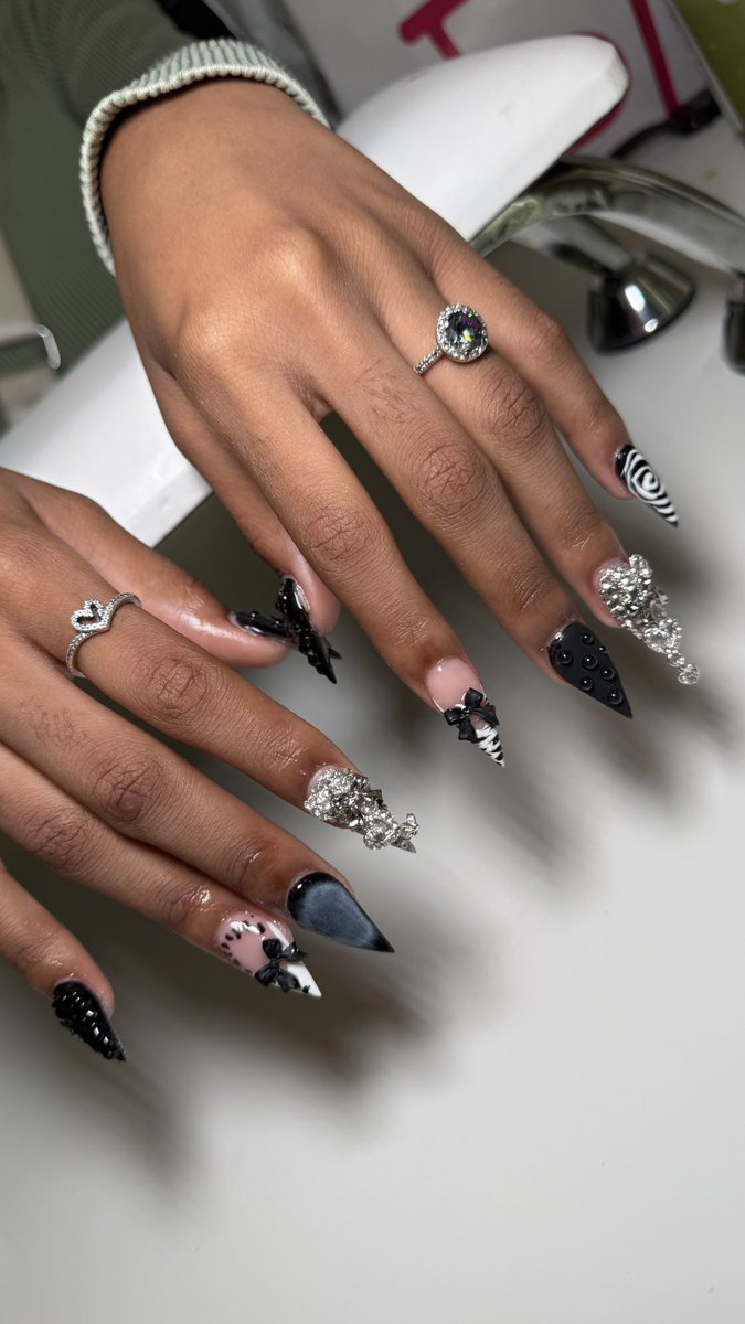 mkcelste's tweet image. i do hair, lashes &amp;amp; nails so ig come book me @donebymegs on ig ☆