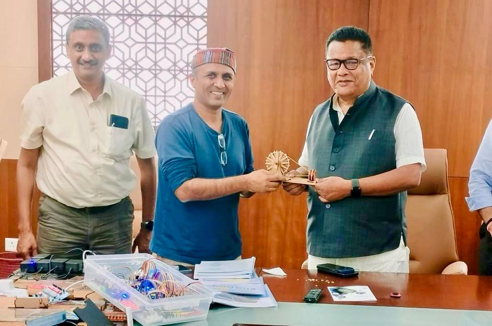 ranojpeguassam's tweet image. Attended an inspiring presentation by Prof. Manish Jain from IIT Gandhinagar’s Centre for Creative Learning on experience-based and toy-driven pedagogy at Janata Bhawan.

@iitgn’s 700+ innovative models — from Curiosity Science and Maths Kits to Puzzle and Chem Boxes —…