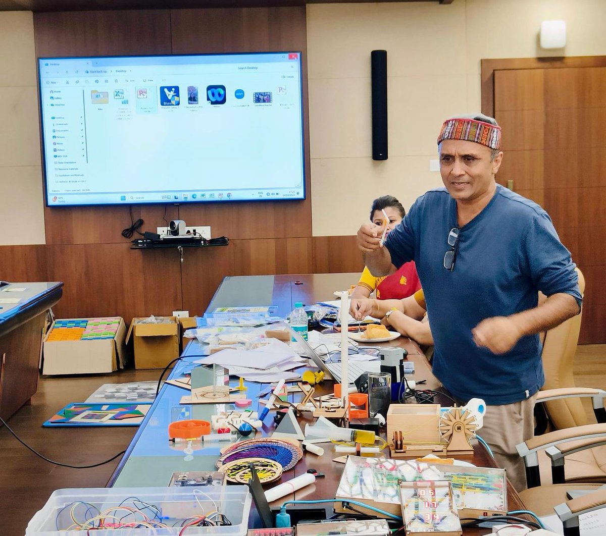 ranojpeguassam's tweet image. Attended an inspiring presentation by Prof. Manish Jain from IIT Gandhinagar’s Centre for Creative Learning on experience-based and toy-driven pedagogy at Janata Bhawan.

@iitgn’s 700+ innovative models — from Curiosity Science and Maths Kits to Puzzle and Chem Boxes —…