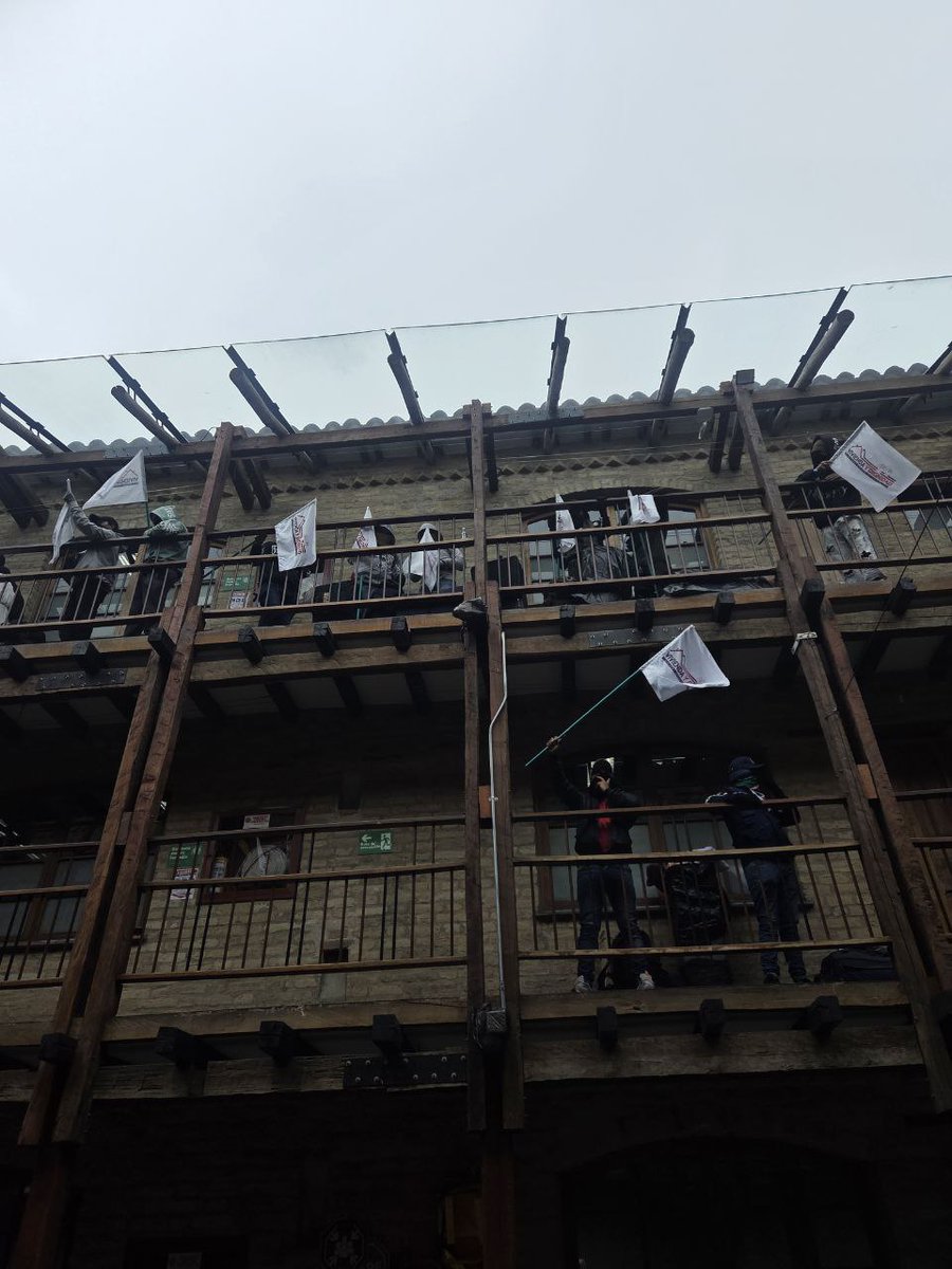 Col_Informa's tweet photo. #Movilizacion✊🏼 Organizaciones viviendistas ocupan a esta hora la sede del Ministerio de Vivienda en Bogotá. Exigen al gobierno nacional el cumplimiento de acuerdos pactados en movilizaciones pasadas. https://t.co/PXiwrnr6iq
