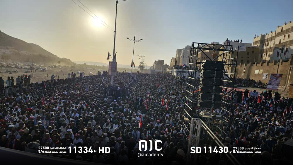 #HappeningNow
Hadramaut, South Yemen: Massive crowds gather at the site of the October 14 Revolution commemoration in the historic city of Shibam
#Hadramout 
#اكتوبر_الجنوب_عهد_جديد