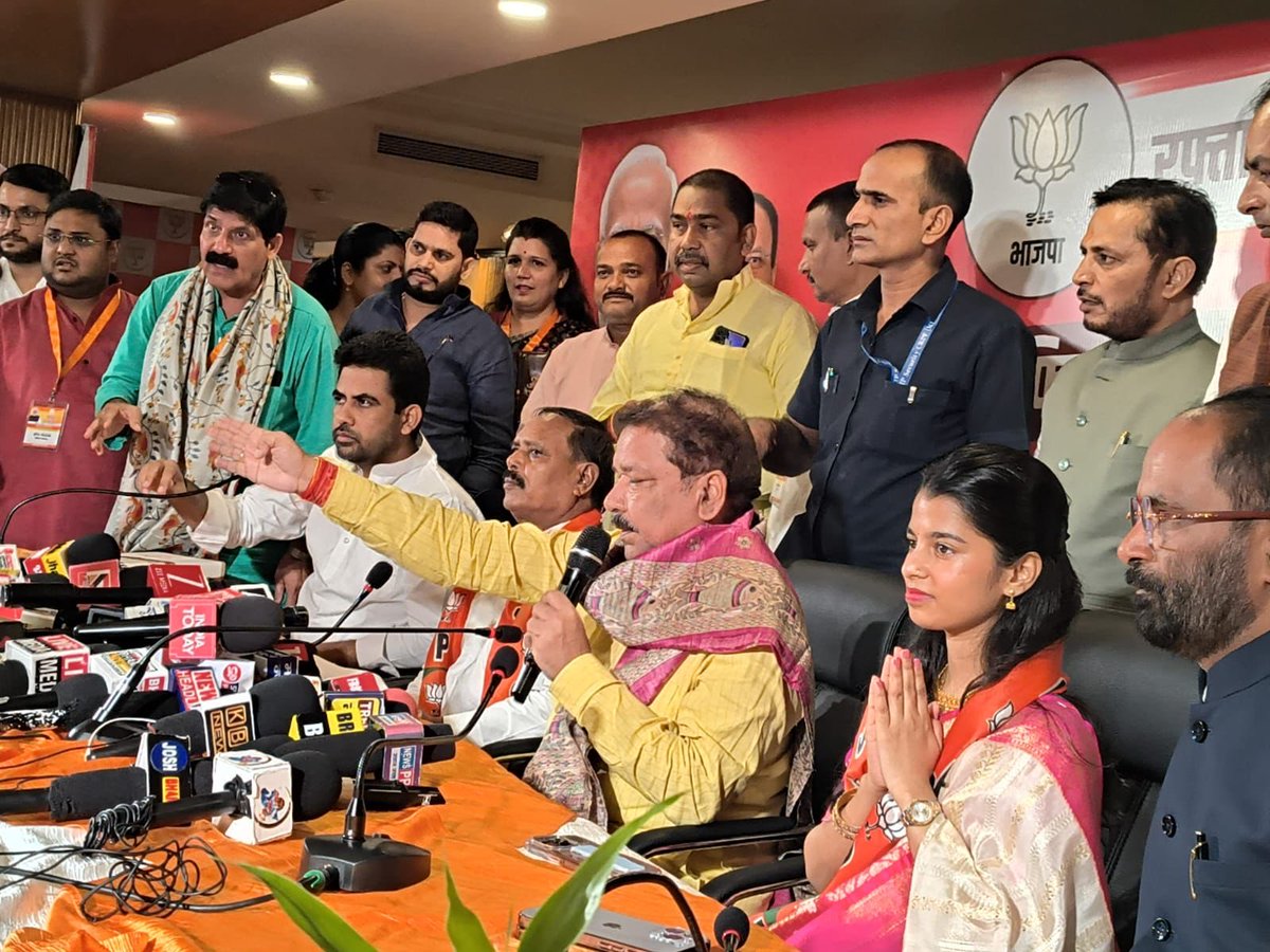 narpat_rat18280's tweet image. मैथिली ठाकुर जैसी महिलाएं बीजेपी के पुराने कार्यकर्ताओं का हक मार टिकट प्राप्त करने में कामयाब हो जाती हैं।
मैथिली ठाकुर आज ही बीजेपी में शामिल हुई और टिकट प्राप्त करने में सफल हुई ।
#बिहार_चुनाव2025