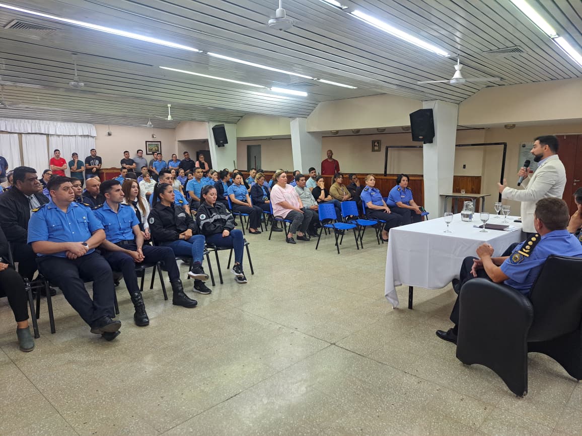 Ayer, visitamos la Jefatura de Policía, conversamos con el personal que trabaja en este edificio acerca de la labor que desempeñan diariamente, el camino recorrido en lo que va de la gestión y la  realidad económica nacional y su incidencia en la provincia.