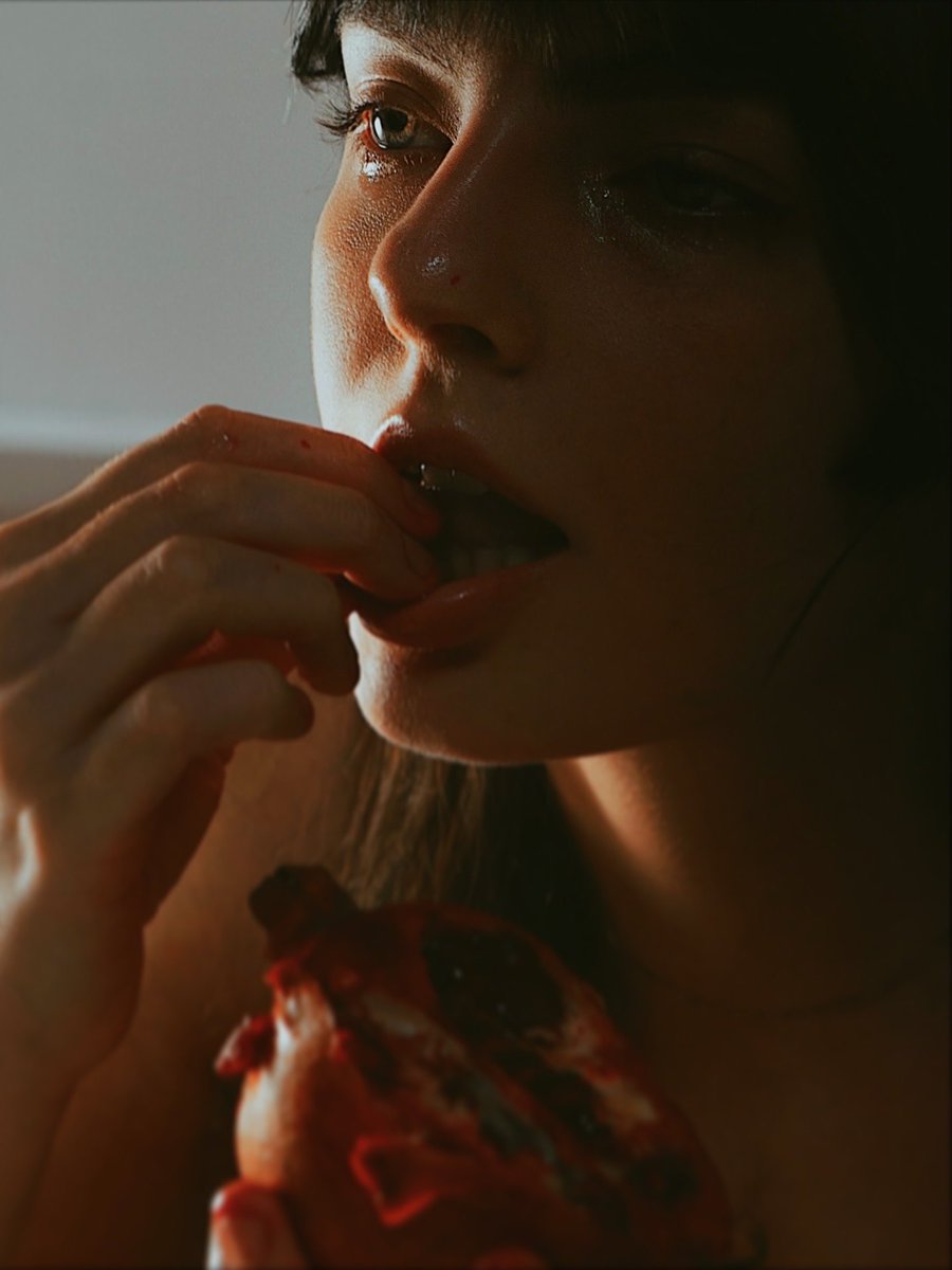 Sangue Frio de LETARGIA é uma história de vampirismo, de amores que devoram. Em uma ambientação gótica moderna, traz calor diante da frieza da vida e promete perturbar para despertar.
segue link da pré-venda: a.co/d/9le9vZK