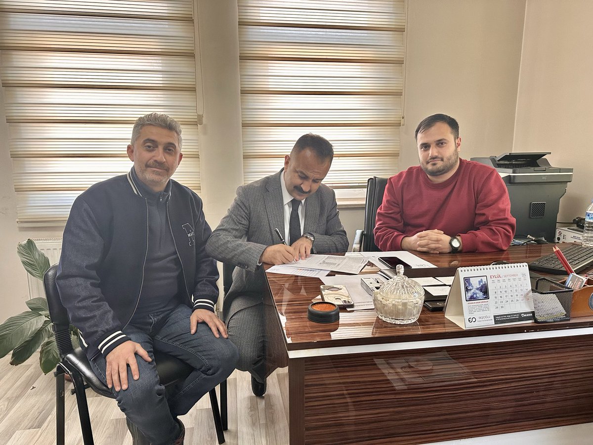 BarlakVahdettin's tweet photo. Doğalgaz Abonelik işlemlerine bugün itibarıyla, Belediye Başkanlığımız çatısı altında başlanılmış olup,  Vatandaşlarımızın projeleriyle birlikte biran önce abonelik işlemlerini yaptırmaları gerekmektedir. 

Bizlerde an itibarıyla Doğalgaz aboneliğimizi yaptık. 

Abonelik işlemlerinin kısa sürede tamamlanmasıyla birlikte , Ekim Ayı sonuna kadar,  ilçemizde Doğalgaz arzı sağlanmış olacaktır. 

Bu hizmetin #MUTKİ’mize Ulaştırılmasında vermiş olduğu emir ve talimatlarıyla, başta Cumhurbaşkanımız sayın @RTErdogan beyefendiye,  Enerji Bakanımız sayın @aBayraktar1 ‘a , İlçemiz  için her zaman koşan Milletvekilimiz sayın @T_Bedirhanoglu ‘na, ilçe Kaymakamımız sayın @onuryilmazer_ ‘e, Doğugaz Genel Müdürü sayın @DemircanSerhat ‘ a 
emeği geçen herkese ve bu süreci sabırla bekleyen tüm vatandaşlarımıza teşekkür ediyorum.

İlçemize ve Halkımıza hayırlı uğurlu olsun.