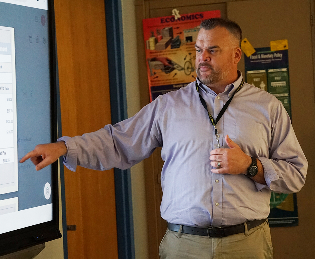 Gateway_SD's tweet image. &quot;It doesn’t matter what job you do or what your finances are, you’re doing this everyday in your life.&quot;
For 24 years, Mr. Ruane&apos;s Personal Finance class has taught students financial literacy. Hit the link to learn about this valuable course. parentsquare.com/feeds/61532923