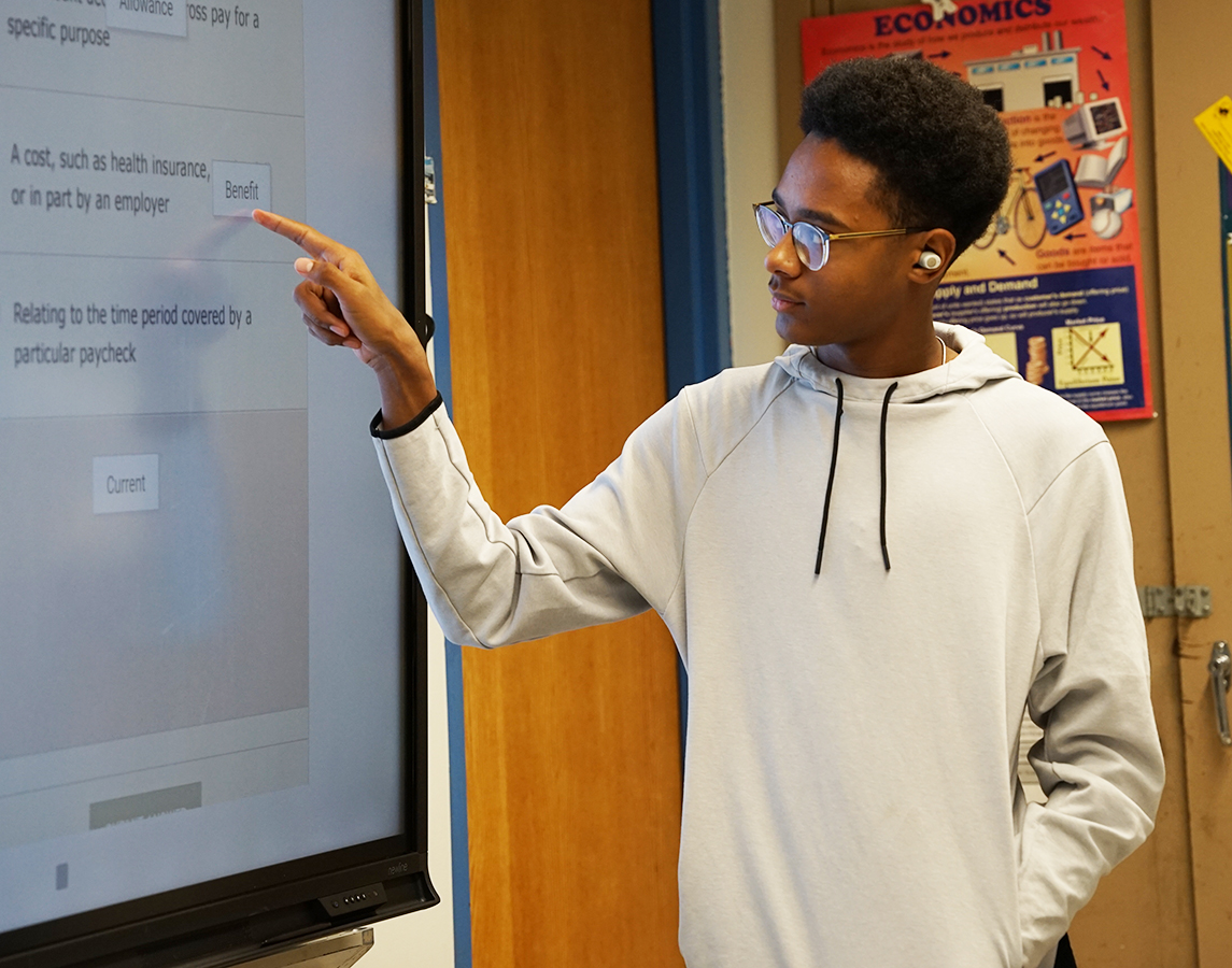 Gateway_SD's tweet image. &quot;It doesn’t matter what job you do or what your finances are, you’re doing this everyday in your life.&quot;
For 24 years, Mr. Ruane&apos;s Personal Finance class has taught students financial literacy. Hit the link to learn about this valuable course. parentsquare.com/feeds/61532923