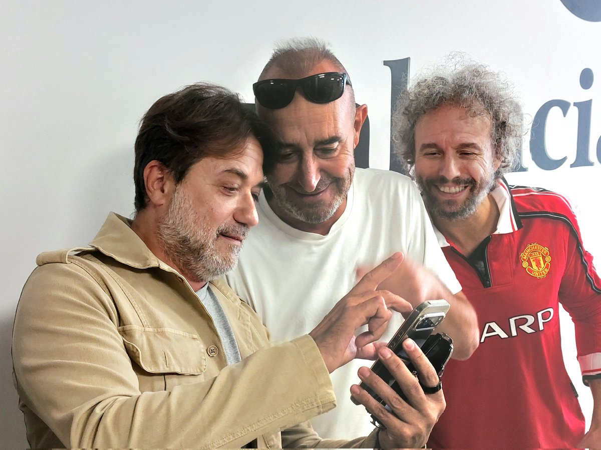 Paco Crespo (@soypacocrespo) on Twitter photo ¡Visita sorpresa del actor Enrique Arce a Abierto a Mediodía! Ha sido una entrevista muy agradable, llena de anécdotas. Con toda la tropa. <a href="/Ramon_Palomar/">Ramón Palomar</a> <a href="/manubadenes/">Manu Badenes 💯 🦇</a> <a href="/monspidey/">Mon Spidey</a>
Audio 🎧 👇🏼
la999.es/programas/abie… ¡Visita sorpresa del actor Enrique Arce a Abierto a Mediodía! Ha sido una entrevista muy agradable, llena de anécdotas. Con toda la tropa. <a href="/Ramon_Palomar/">Ramón Palomar</a> <a href="/manubadenes/">Manu Badenes 💯 🦇</a> <a href="/monspidey/">Mon Spidey</a>
Audio 🎧 👇🏼
la999.es/programas/abie…