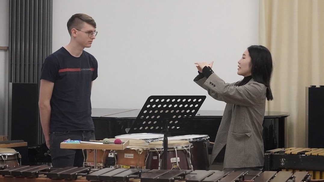 tokotago's tweet photo. ドイツに来て1週間🇩🇪
母校のカールスルーエ音楽大学でマスタークラスをさせていただきました！
現在までと今後の活動について少しお話しした後、6人の学生のレッスンをしました。
貴重な機会を与えてくださった教授のVanessa Porter先生と受講してくれた学生たちに心から感謝しております💗 https://t.co/FWLyZ0bfYN