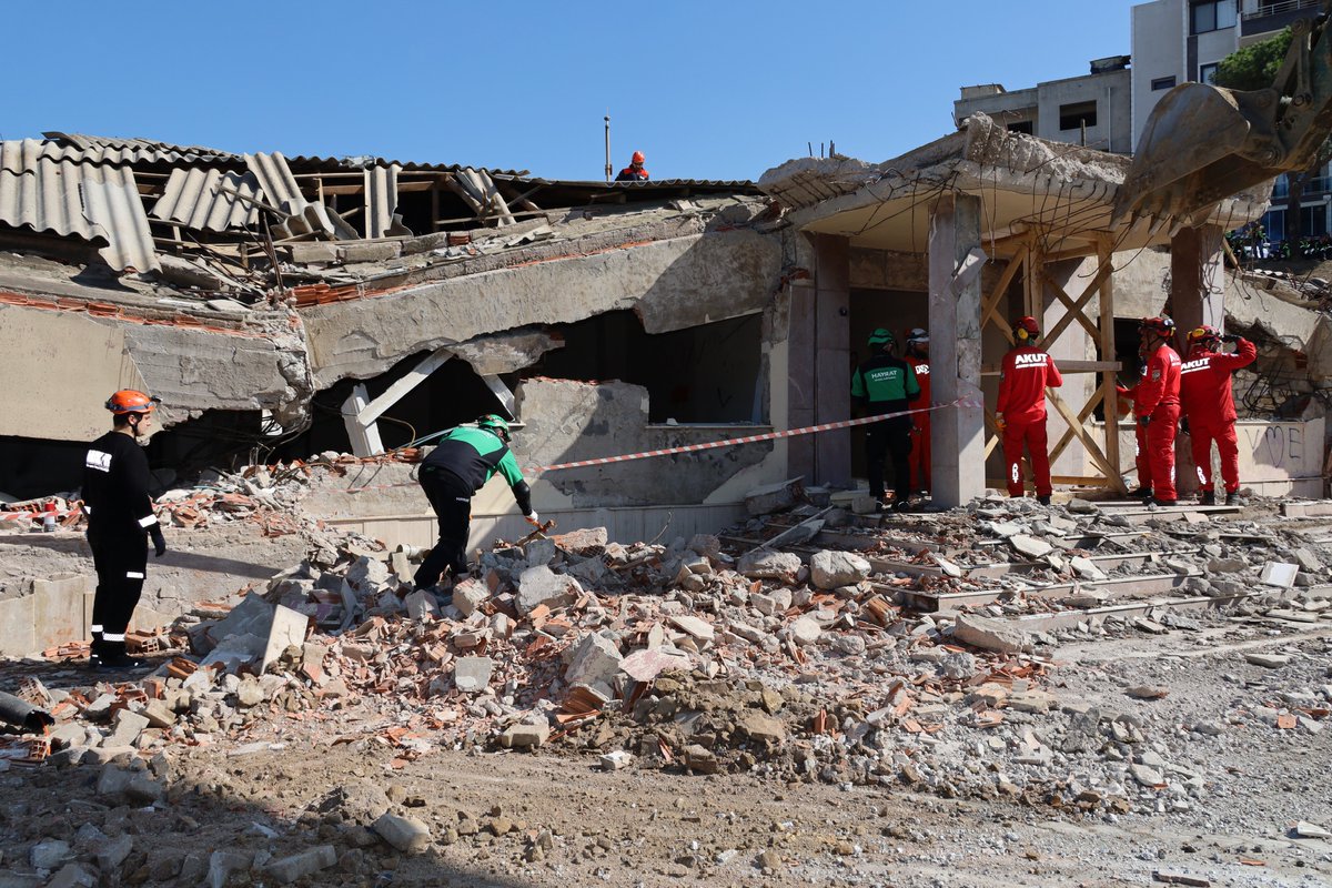 İçişleri Bakanlığı’nın 2025 Yılı Tatbikat Programı kapsamında, Manisa merkezli 6,6 büyüklüğündeki deprem senaryosuna dayalı olarak İzmir’de düzenlenen bölgesel masa başı ve saha tatbikatına Türk Kızılay olarak biz de aktif biçimde katılım sağladık.