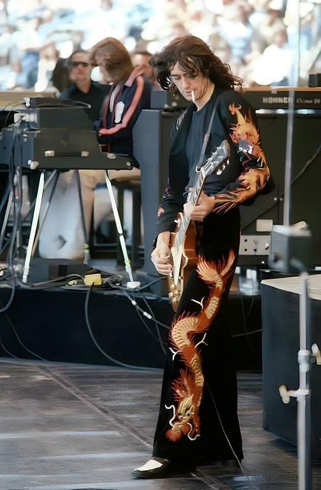 oriettamusic's tweet image. Moment to remember 🎶🎸
Jimmy Page in Oakland, CA, 1977.
