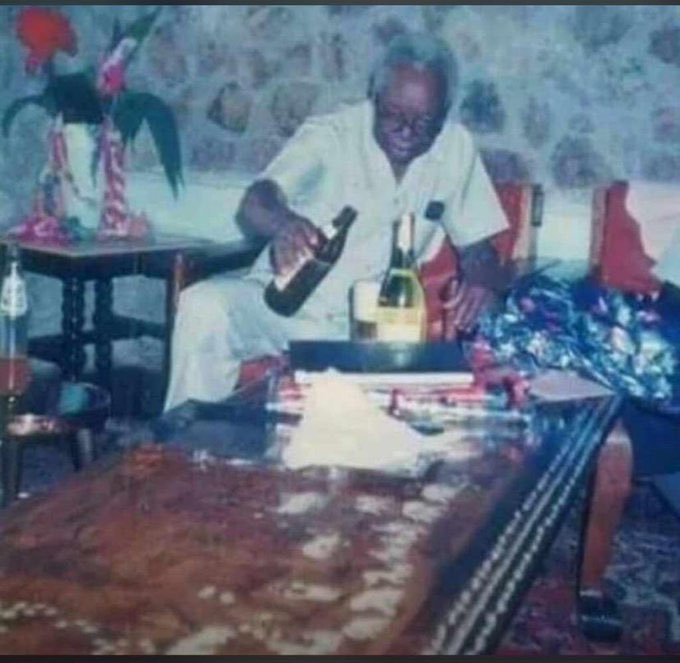 Mwalimu alikuwa kila sehemu. Hapa hata <a href="/rollymsouth/">Madenge</a> na <a href="/MarekaMalili/">Lubasha Jr</a> wana kitu cha kumuenzi nacho