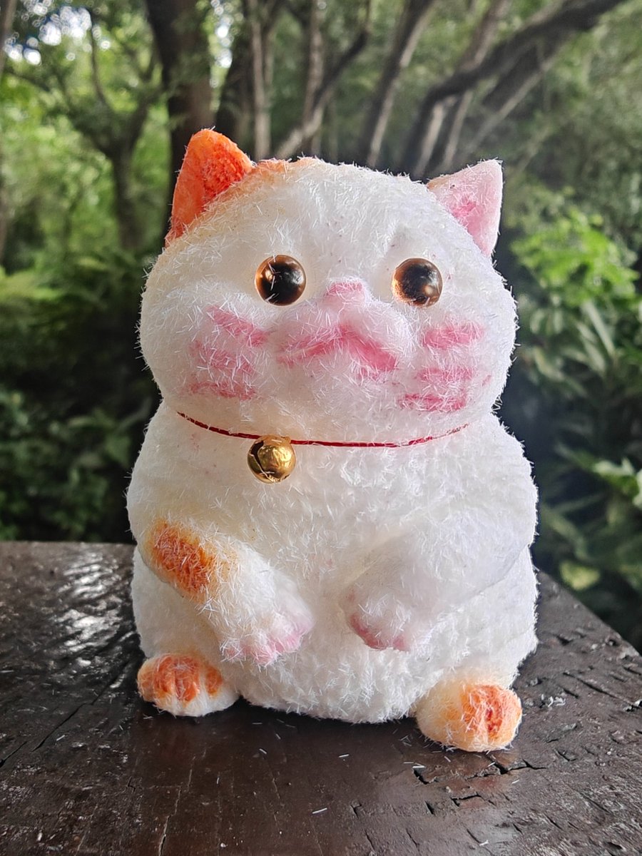 看着是塑料，实际上捏起来有点像史莱姆
