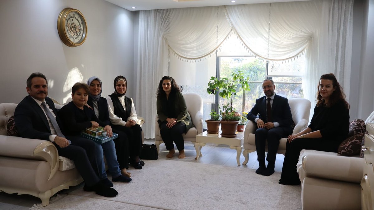 Kaymakamımız Mehmet Nebi Kaya, eşi Zeynep Kaya hanımefendi ile aziz şehidimiz Alim Keskin'in kıymetli ailesini hanelerinde ziyaret etti.

Ziyarette, İlçe Müftümüz Celil Karaca ve İlçe SHM Müdür Vekilimiz Öznur Yıldırım, Kaymakamımıza eşlik ettiler.