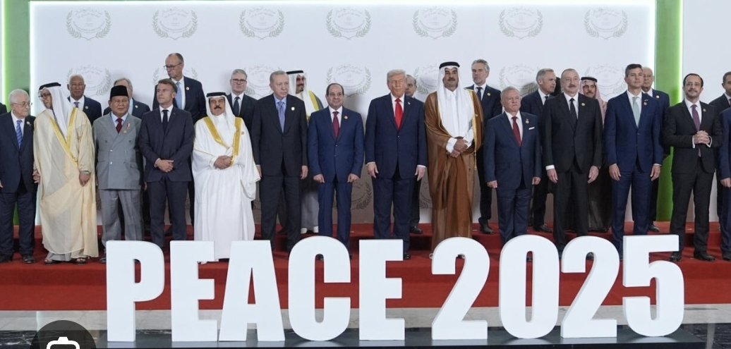 Día historico! Ojalá perdure siempre la paz y convivan dos estados. Seguro habrá intereses en impedirlo y reanudar el conflicto, pero el esfuerzo enorme que se ha hecho por conseguir la paz debería hacerla irreversible. Eso sí, tendrán que impedir a Irán que siga desestabilizando