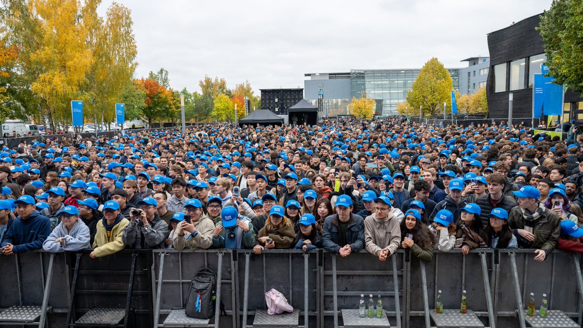 TU_Muenchen's tweet photo. Welcome to our #university!🤩Yesterday at the #firstyears’ event in #Garching, President Thomas F. Hofmann, Bavaria’s Minister President Markus Söder, Science Minister Markus Blume, and the university board welcomed our #newstudents: https://t.co/N5LLkGTlsA

📷A.Heddergott https://t.co/bNbcsHtmXB