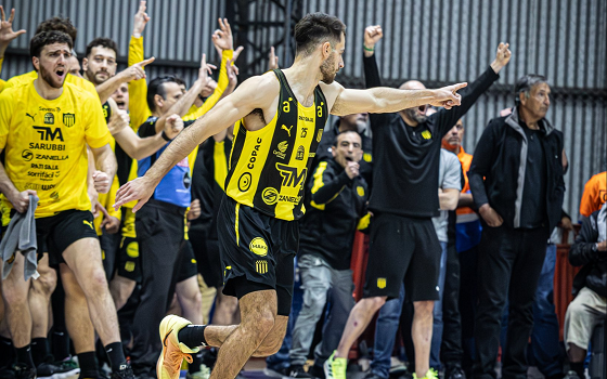 Basquet Caliente (@basquetcaliente) on Twitter photo 🏀 PEÑAROL, UN RELOJITO
Con un descomunal estreno de Santiago Vescovi, el Carbonero venció como visitante a Nacional, cortando una racha de cinco partidos y 615 días sin triunfar ante el Tricolor.
✍️ <a href="/44gonchi/">Gonchi Costa</a>
📝 basquetcaliente.com/penarol-un-rel… 🏀 PEÑAROL, UN RELOJITO
Con un descomunal estreno de Santiago Vescovi, el Carbonero venció como visitante a Nacional, cortando una racha de cinco partidos y 615 días sin triunfar ante el Tricolor.
✍️ <a href="/44gonchi/">Gonchi Costa</a>
📝 basquetcaliente.com/penarol-un-rel…
