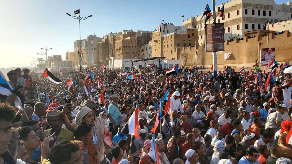 حضرموت شرقها وغربها تقول لا للقبيله المتحكمه تقول نعم للدولة المدنية الحديثة التي تجمع كل اطياف المجتمع الحضرمي دون انتقاص ولا تعالي نعم للتعايش نعم للأمن والاستقرار ونرفض الوصاية وهيمنة المنطقة العسكرية الأولى الشمالية على الوادي 
#اكتوبر_الجنوب_عهد_جديد