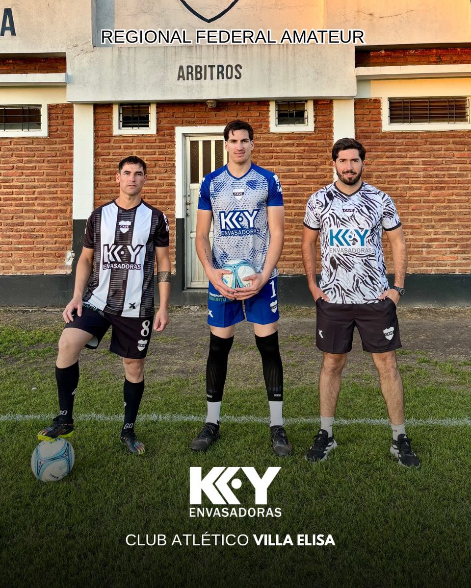 CAVEFUTBOLMAYOR's tweet image. 𝐯𝐞𝐬𝐭𝐢𝐝𝐨𝐬 𝐝𝐞 𝐠𝐚𝐥𝐚 𝐩𝐚𝐫𝐚 𝐥𝐚 𝐨𝐜𝐚𝐬𝐢𝐨𝐧 🎩
 
Esta es la indumentaria de juego y de viaje para el Torneo Regional Federal Amateur que da inicio el próximo fin de semana ⚽️
 
Un honor sumar a @keyenvasadoras como main sponsor en el marco de sus 20 años 🤝