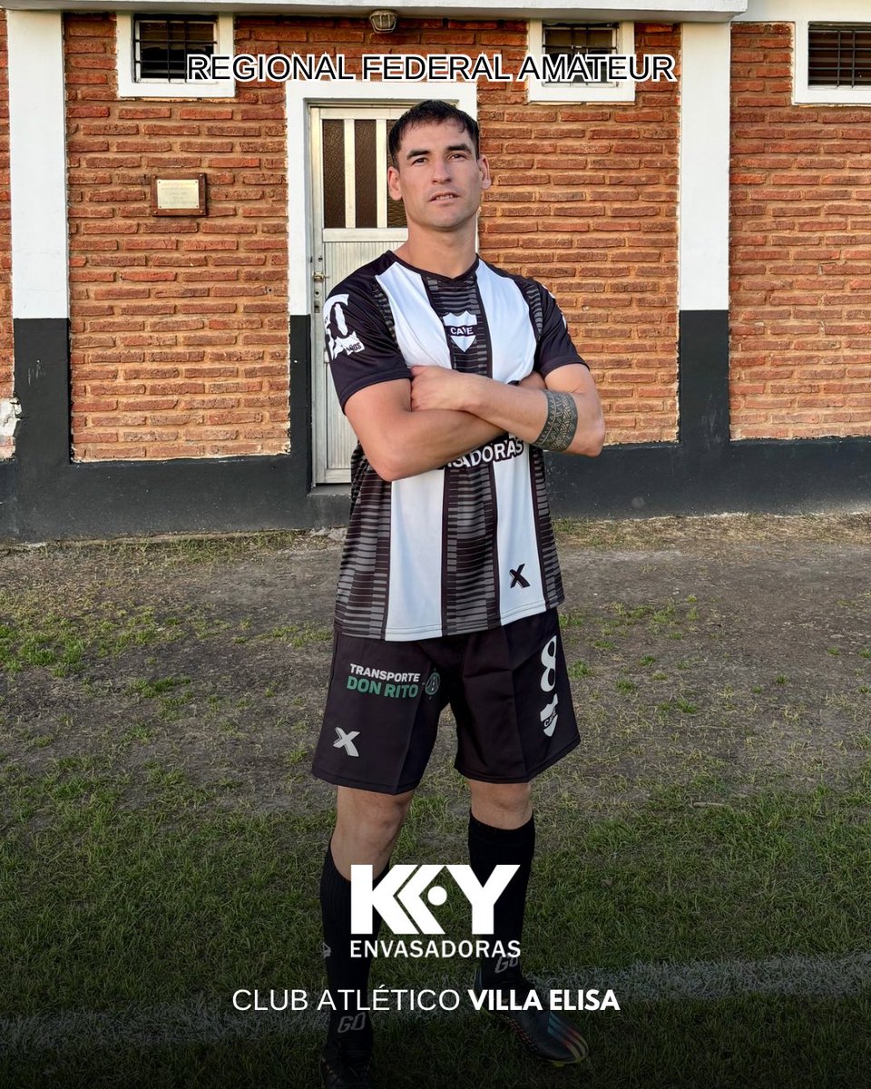 CAVEFUTBOLMAYOR's tweet image. 𝐯𝐞𝐬𝐭𝐢𝐝𝐨𝐬 𝐝𝐞 𝐠𝐚𝐥𝐚 𝐩𝐚𝐫𝐚 𝐥𝐚 𝐨𝐜𝐚𝐬𝐢𝐨𝐧 🎩
 
Esta es la indumentaria de juego y de viaje para el Torneo Regional Federal Amateur que da inicio el próximo fin de semana ⚽️
 
Un honor sumar a @keyenvasadoras como main sponsor en el marco de sus 20 años 🤝